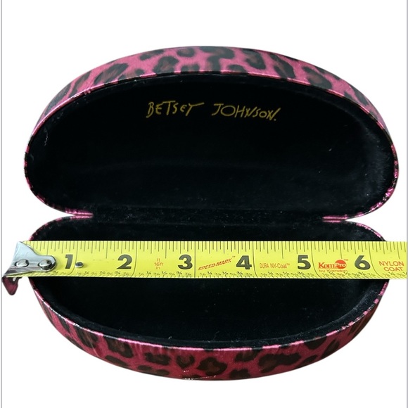 Betsey Johnson Heart Shaped Sunglasses & Sunglass Case Bundle - Picture 2 of 14